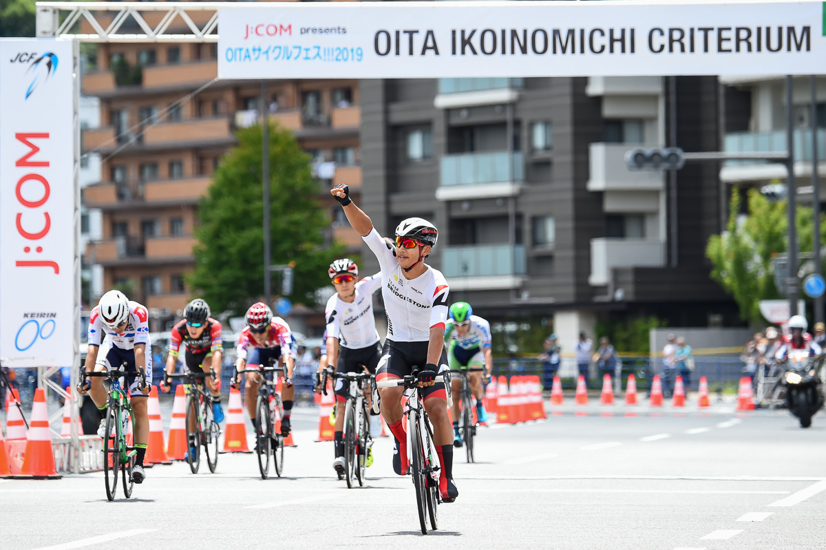 今村駿介（チームブリヂストンサイクリング）が優勝。後方で3位の窪木一茂もガッツポーズ