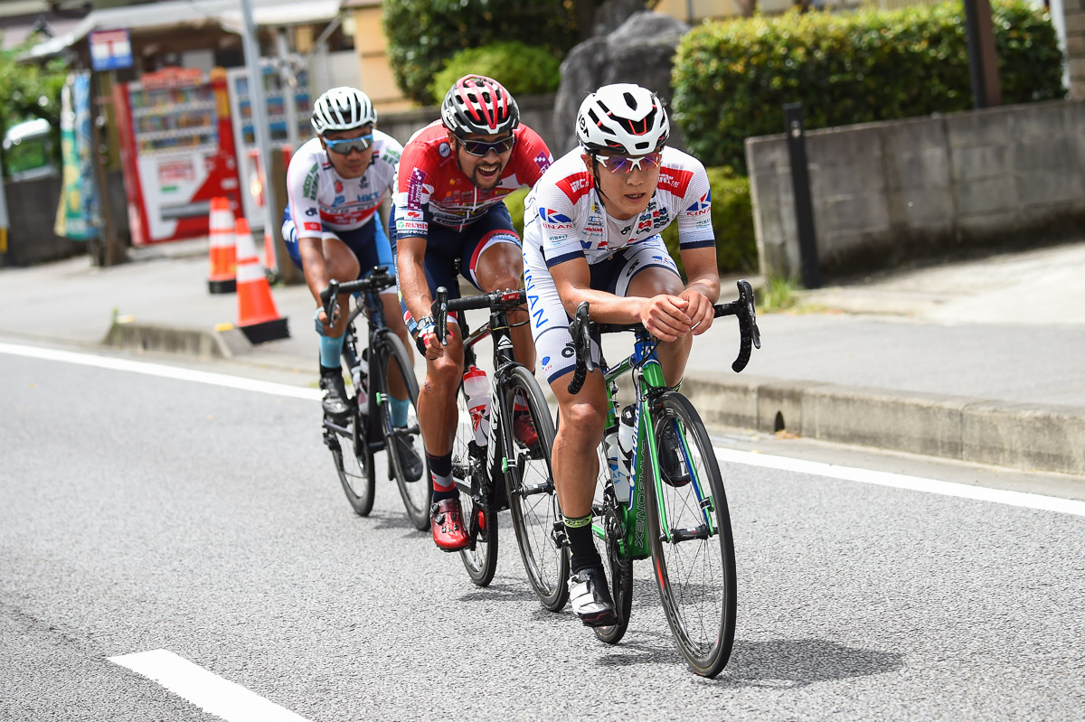 先頭集団を追う中島康晴（キナンサイクリングチーム）、阿部嵩之（宇都宮ブリッツェン）、チェン・キンロ（HKSIプロ・サイクリングチーム ）