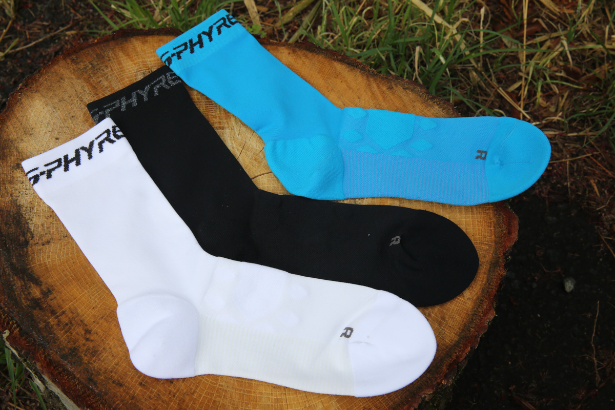 専用設計のS-PHYRE TALL SOCKS。他にグリーンがあり4色から選べる