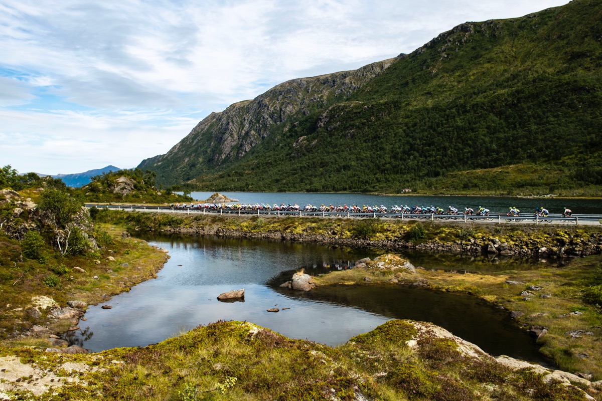 入江が幾重にも重なる、ノルウェーらしい海岸線を走る