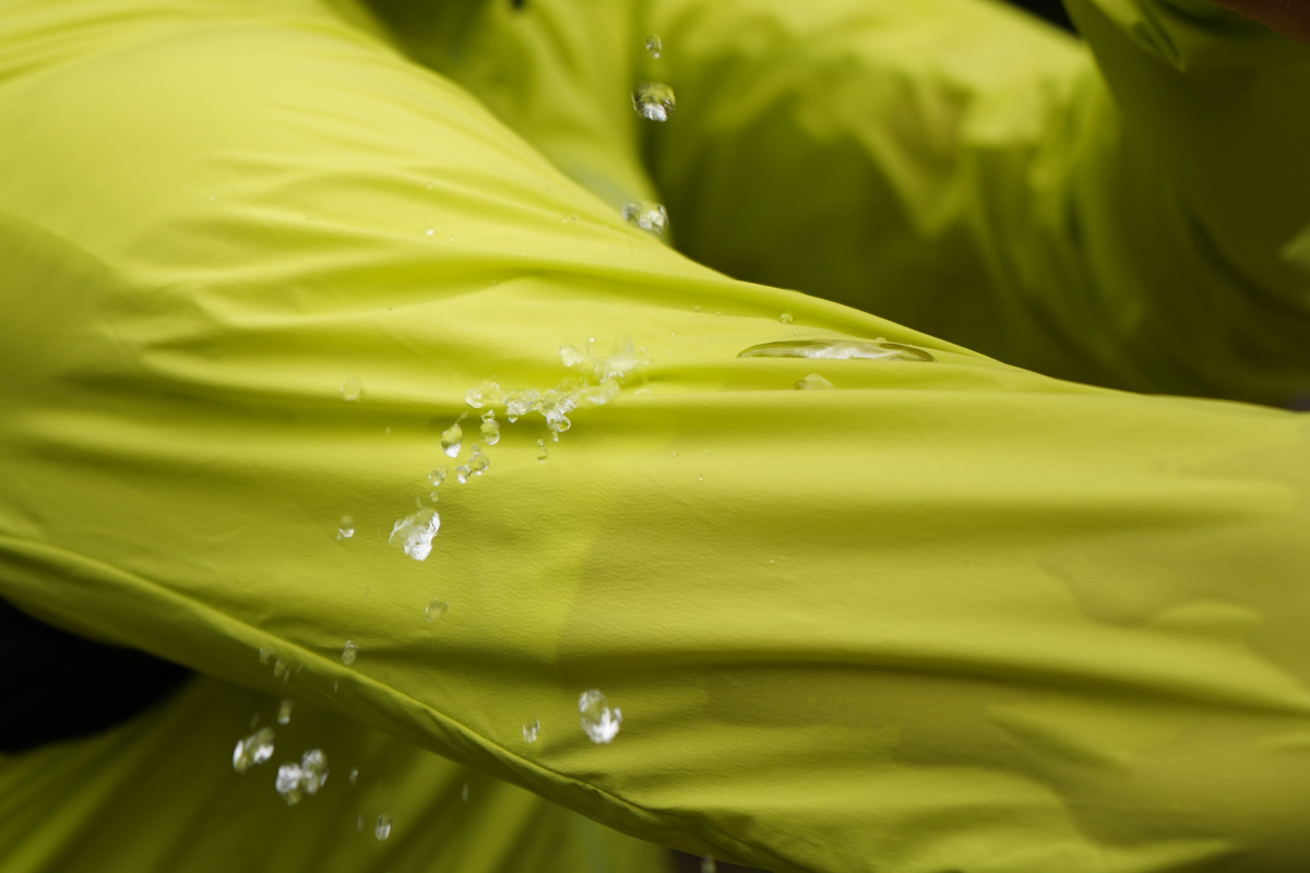 撥水加工を施してあり小雨にも対応する