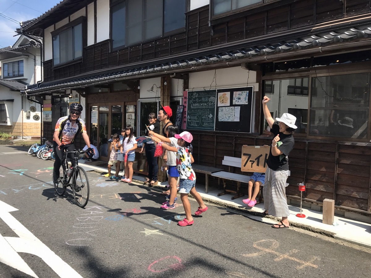 風情ある町を走る区間も