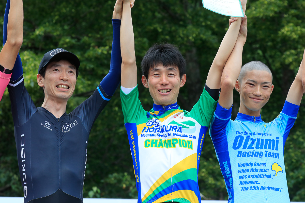 チャンピオン優勝の中村俊介(SEKIYA)、2位森本誠(GOKISO)、3位梅川陸(大泉愛輪会)