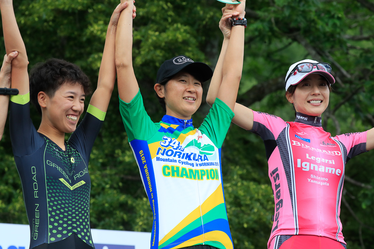 女子優勝の牧瀬翼（IKEUCHI EXIT）、2位佐野歩（Team Green Road）、3位金子広美（イナーメ信濃山形バイクサンドR×L）