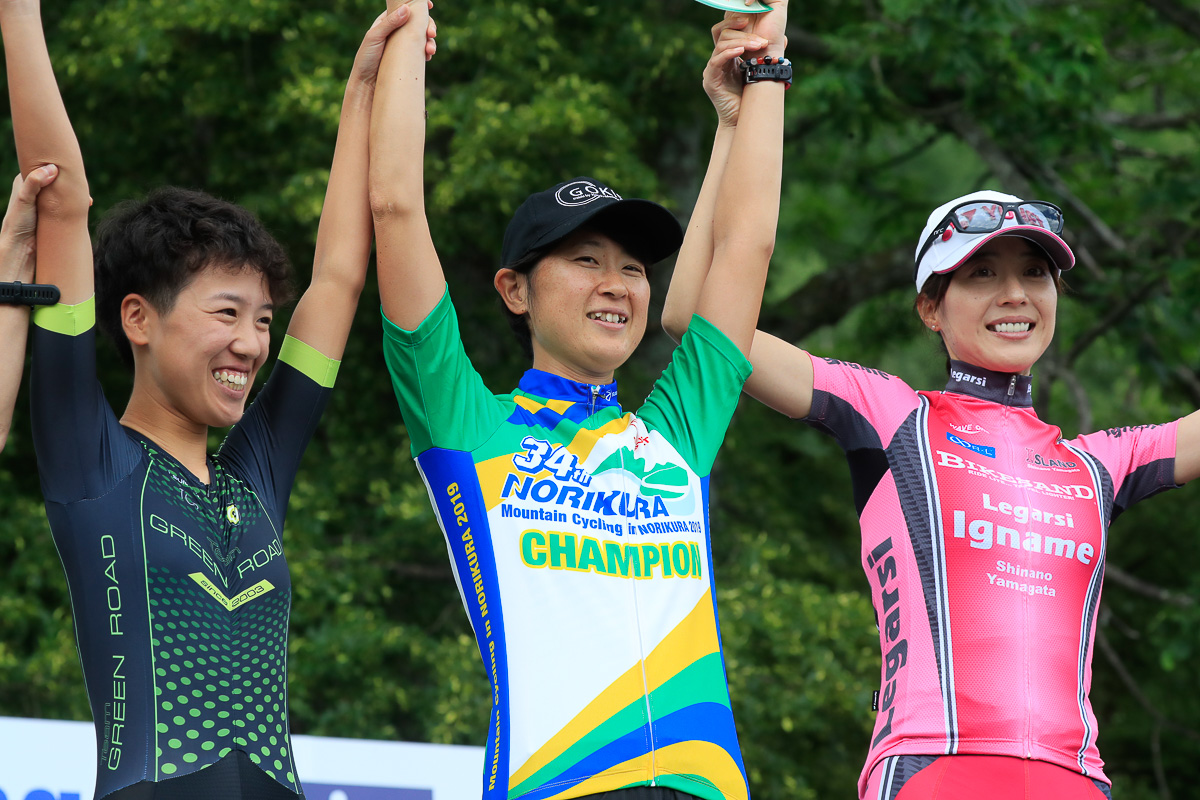 女子優勝の牧瀬翼(IKEUCHI EXIT)、2位佐野歩(Team Green Road)、3位金子広美(イナーメ信濃山形バイクサンドR×L)