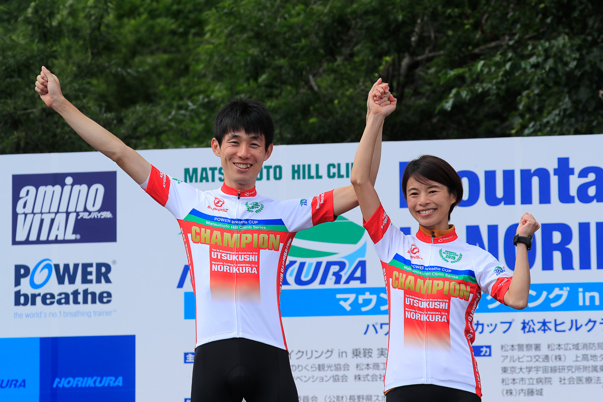 美ヶ原ヒルクライムとの総合成績で争う松本ヒルクライムシリーズ男女表彰 中村俊介(SEKIYA)と豊島典子(Team Panda De Marchi)