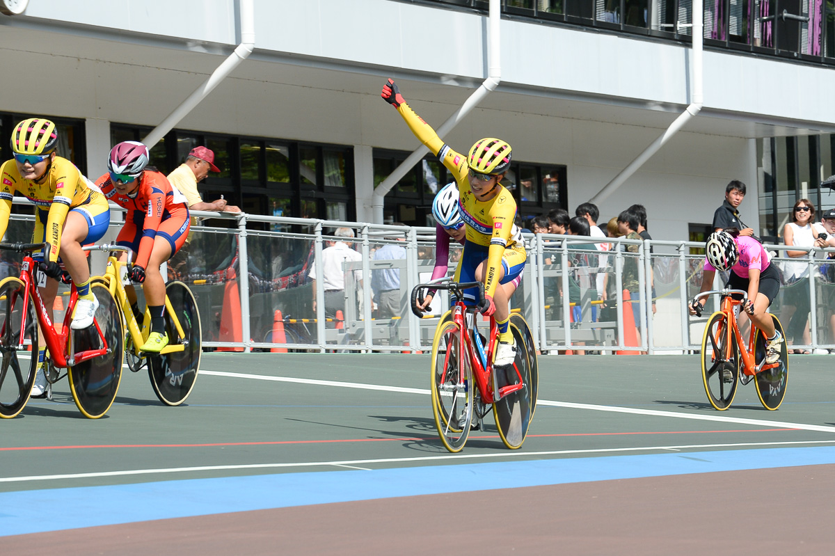 女子オムニアム ポイントレース 優勝を決めた橋本優弥（鹿屋体育大学）