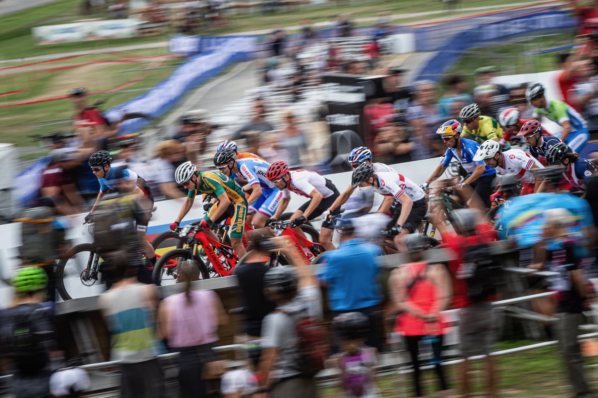 E-MTB男子レースがスタート。奥に竹之内悠（日本）の姿も