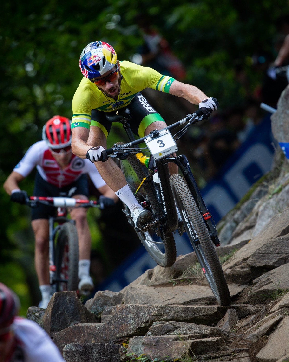 XCO男子エリート 序盤先頭に立ったヘンリケ・アヴァンチーニ(ブラジル)