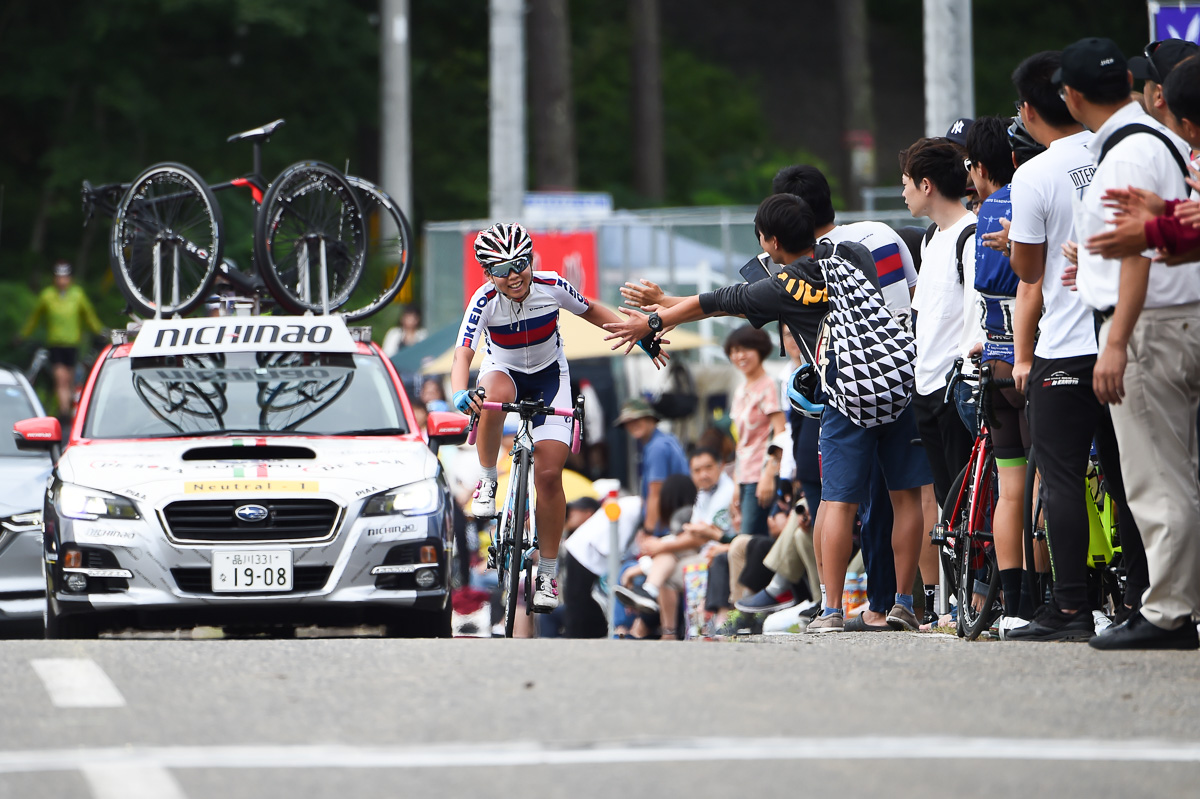 女子　慶應義塾大学のメンバーとハイタッチしながらフィニッシュに向かう福田咲絵