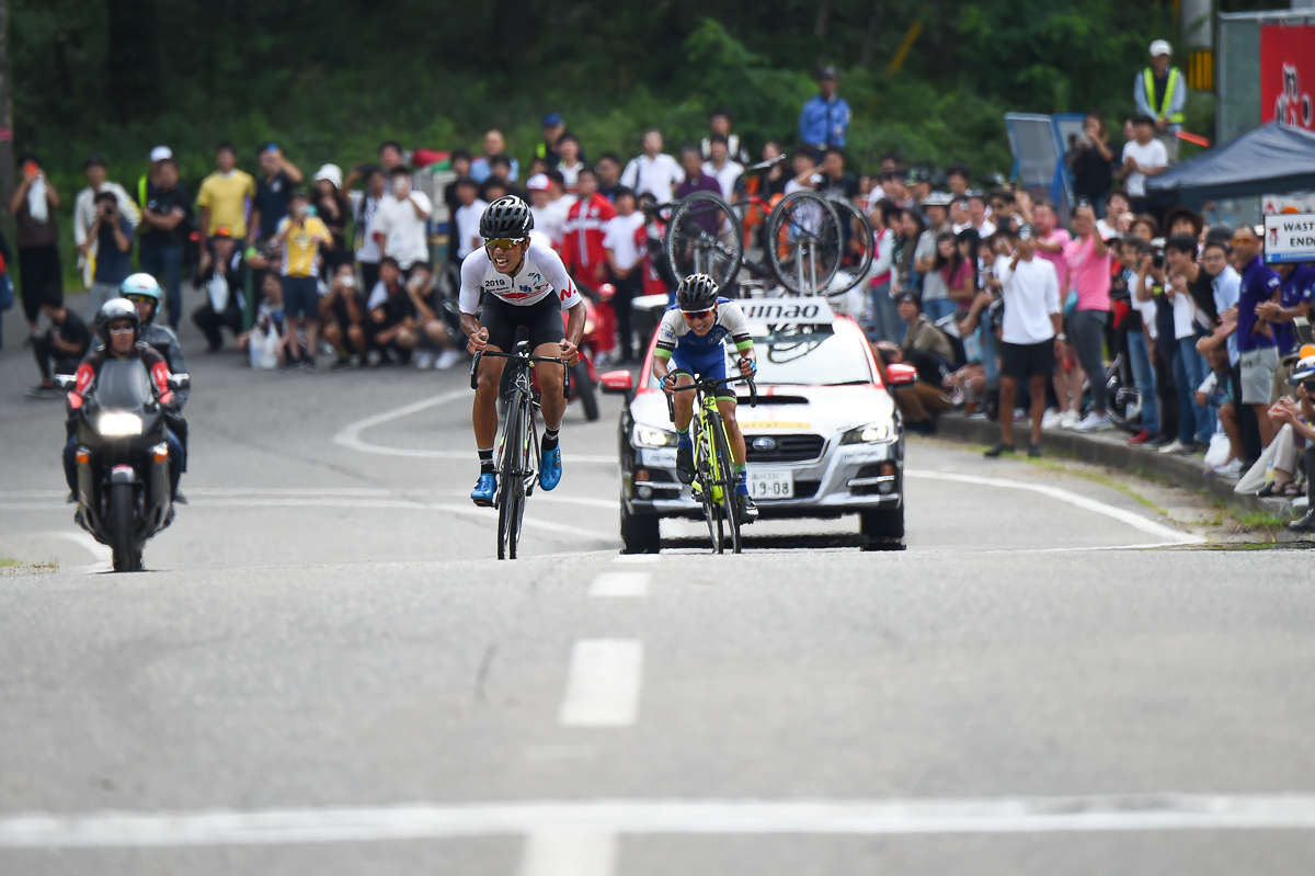 男子　最終コーナーに先頭で現れた武山晃輔（日本大学）