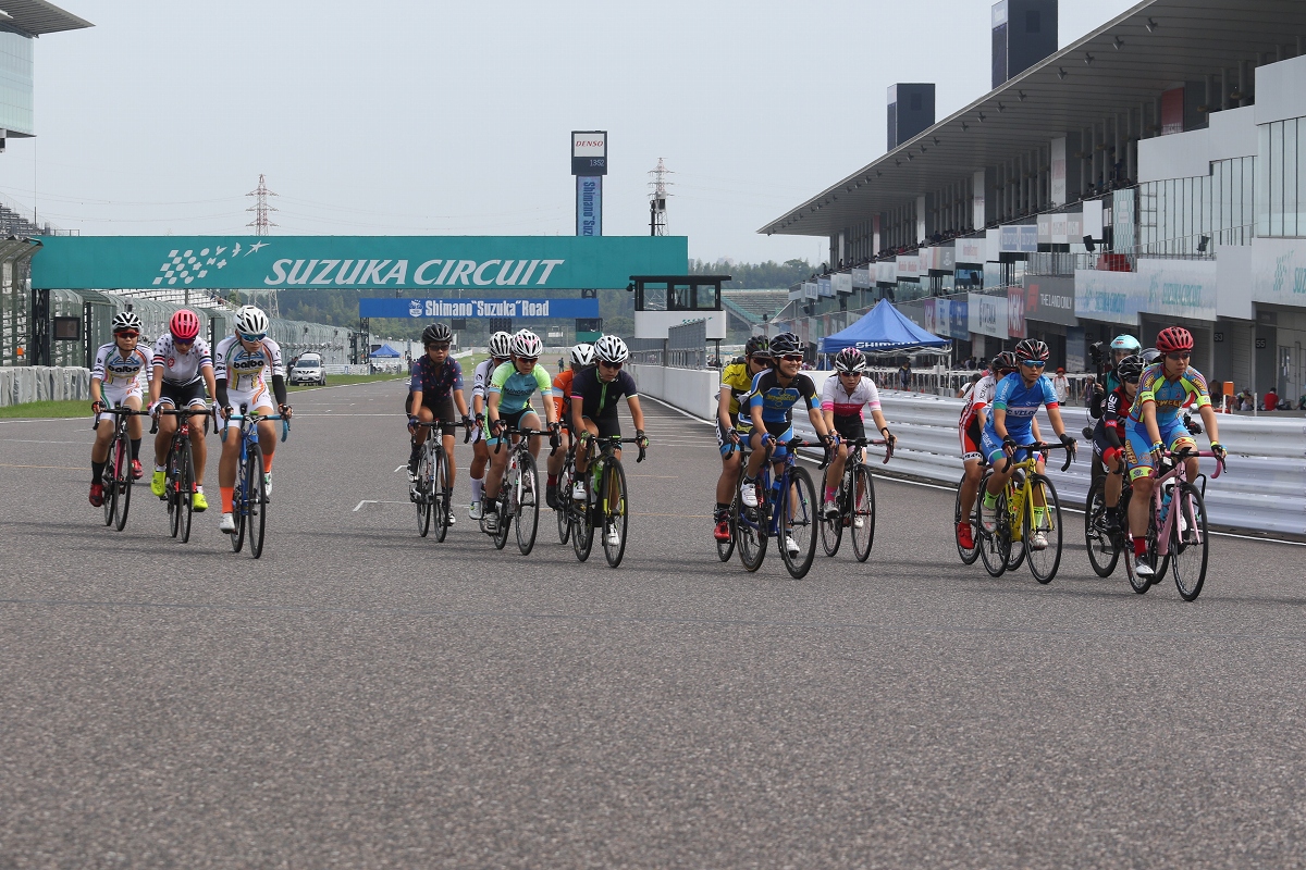 シマノ鈴鹿ロードレースクラシック女子 16名の選手がスタート