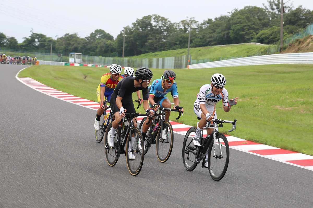 井上和郎（バルバクラブ）と中里仁（八ヶ岳CYCLING　CLUB）が逃げ集団で何やら打ち合わせする