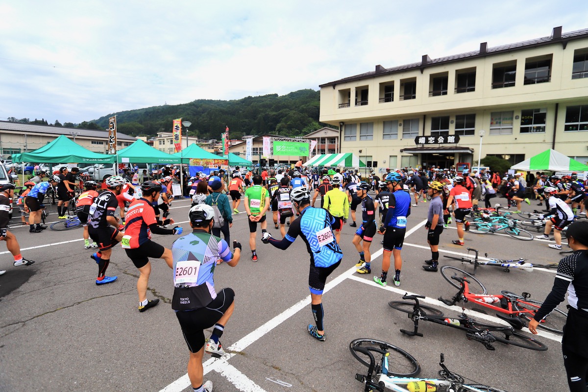 会場はJR吾妻線、万座・鹿沢口駅の至近にある嬬恋高校。朝一番の準備体操からスタート