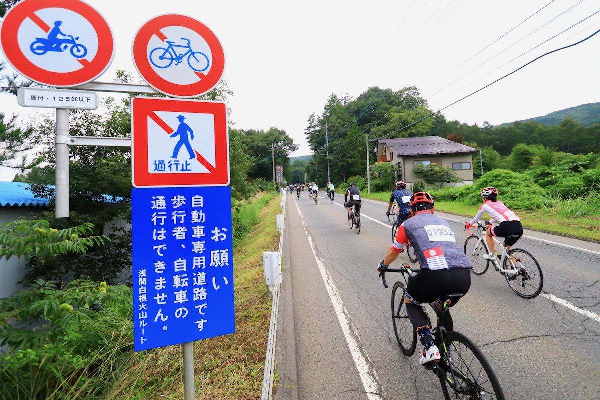 コースの万座ハイウェーは普段自転車走行がNG。キャべヒルはここを年に一度走れるスペシャルな機会だ