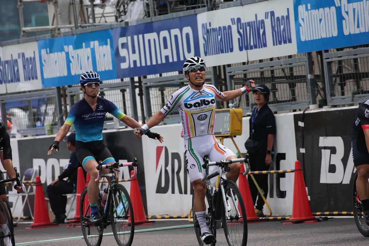 ステージ勝利を懸けたスプリント勝負を制した井上和郎（バルバクラブ）