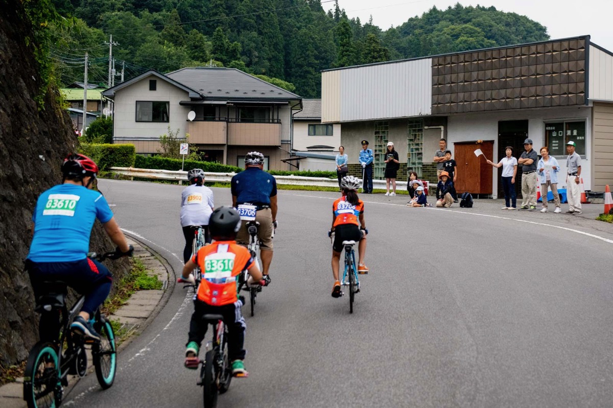 生活道路を通る序盤区間では地元の応援が途切れなかった