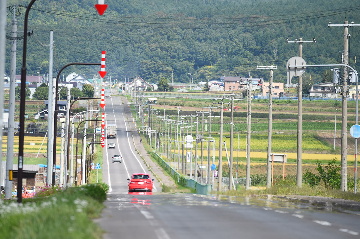 第1ステージ コースほぼ中間点となる中富良野町の直線路