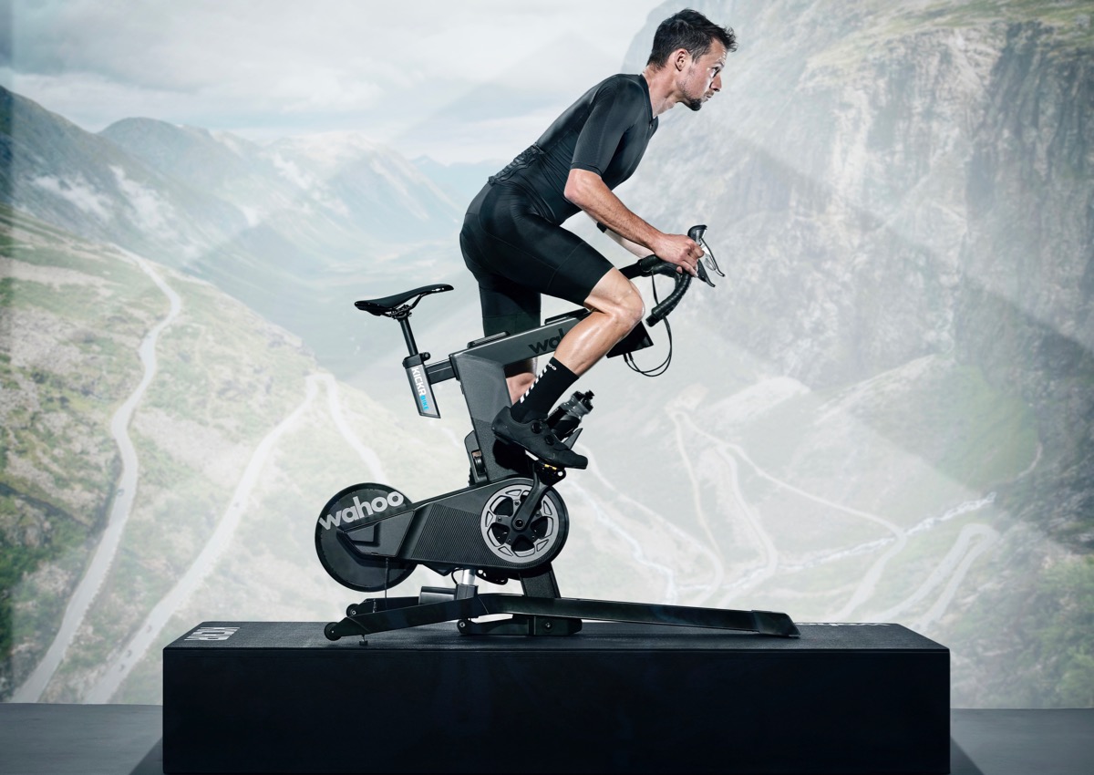 KICKR CLIMB同様に勾配を再現する機能を内蔵。バーチャルヒルクライムが可能だ