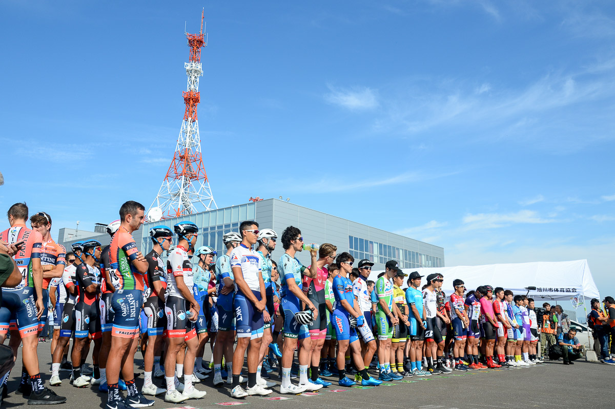 スタート地点の旭川市総合防災センターでの開会式に揃った出場チーム