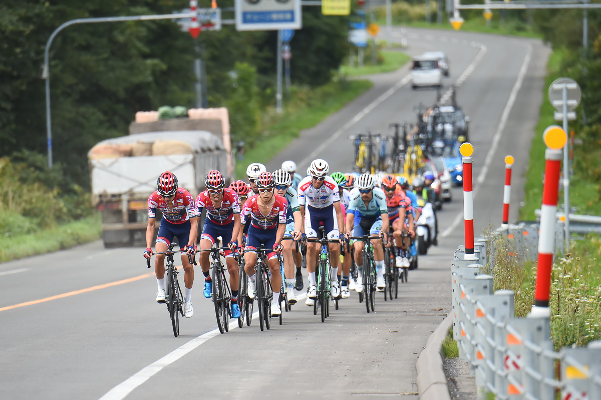 120km付近 宇都宮ブリッツェンがメイン集団の先頭を牽引するも差は5分まで広がる