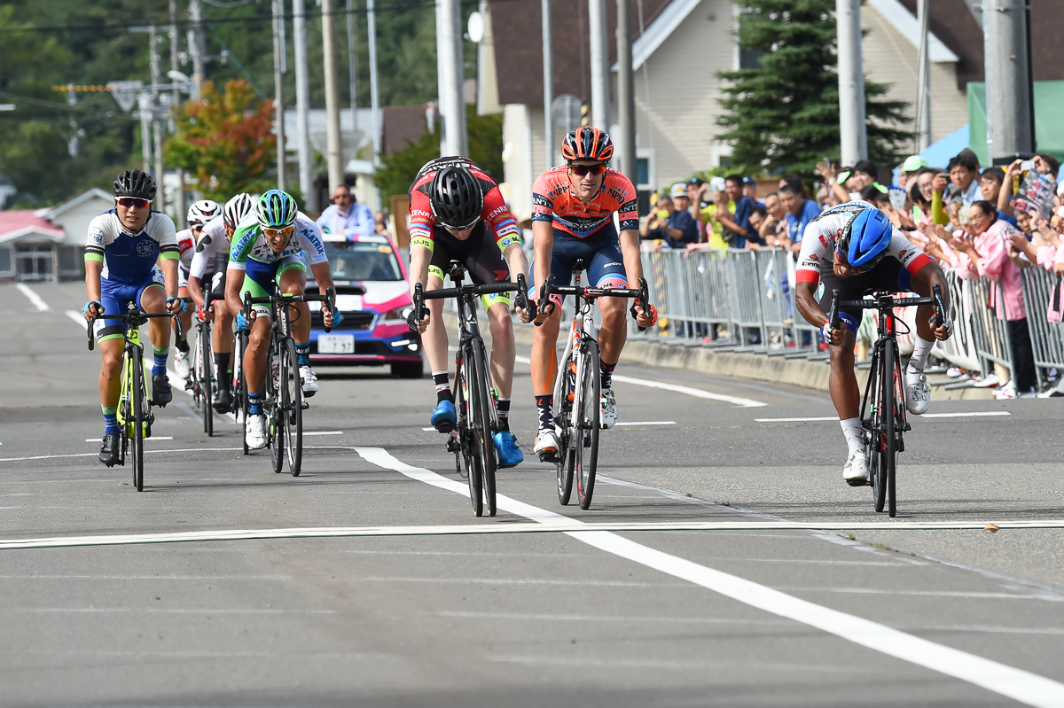 2位争いのスプリントはサミュエル・クローム(オーストラリア、チーム右京)小出樹(京都産業大学)が5位