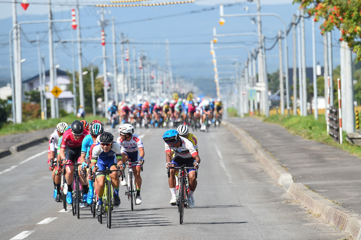 レース序盤　長い直線道路でのアタック合戦から十数名が抜け出す