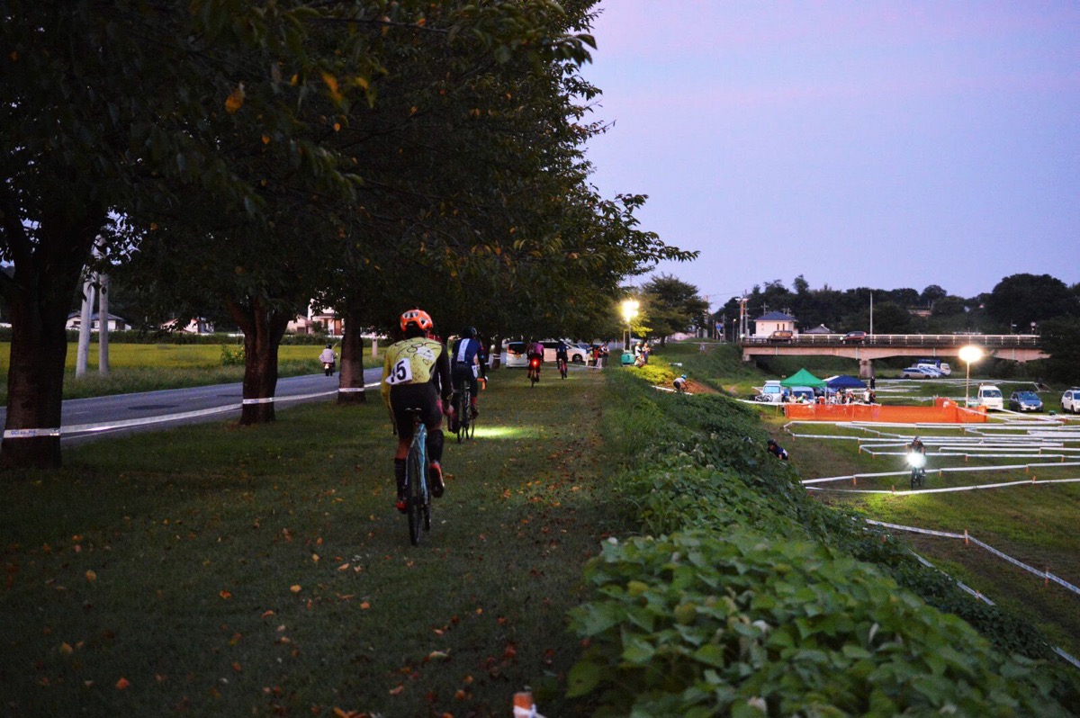 会場は芝が敷き詰められた安中市スポーツセンター付近の河川敷特設コース。レース中盤からは日が落ちサンセットレースになる