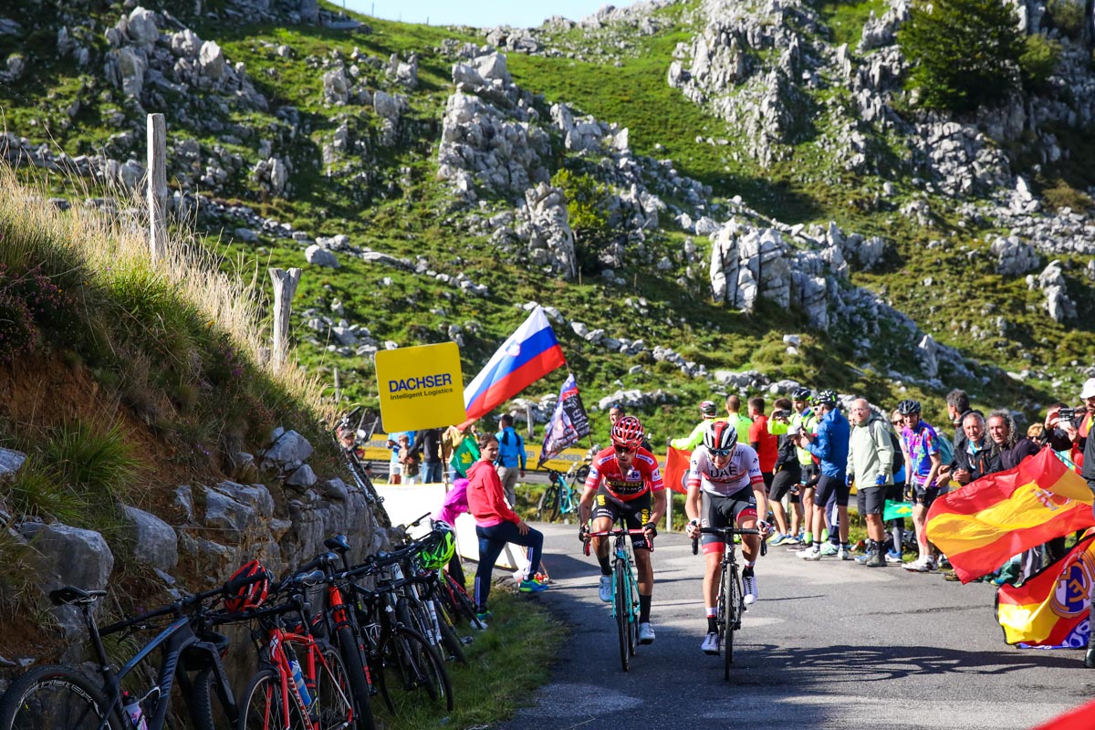 先頭で超級山岳ロス・マチュコスを駆け上がるプリモシュ・ログリッチェ（スロベニア、ユンボ・ヴィズマ）とタデイ・ポガチャル（スロベニア、UAEチームエミレーツ）