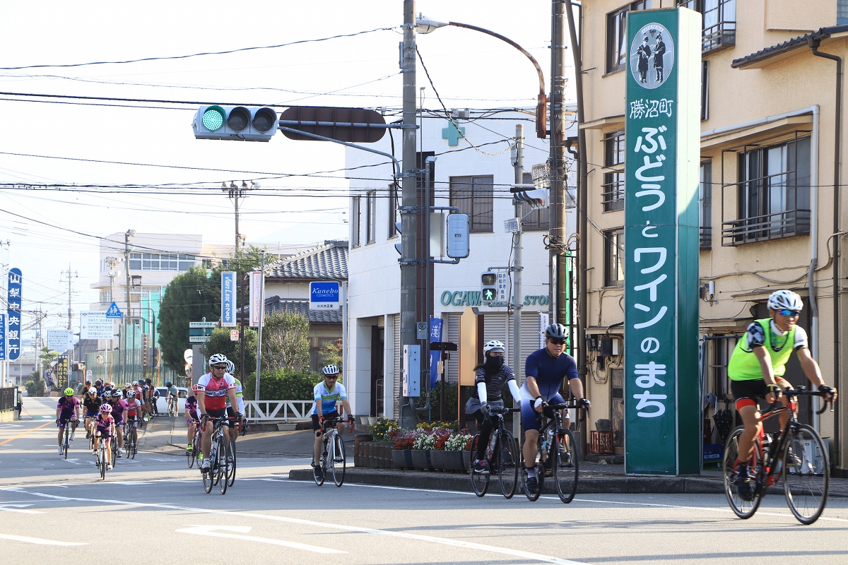 ぶどうとワインのまち 勝沼を走っていく