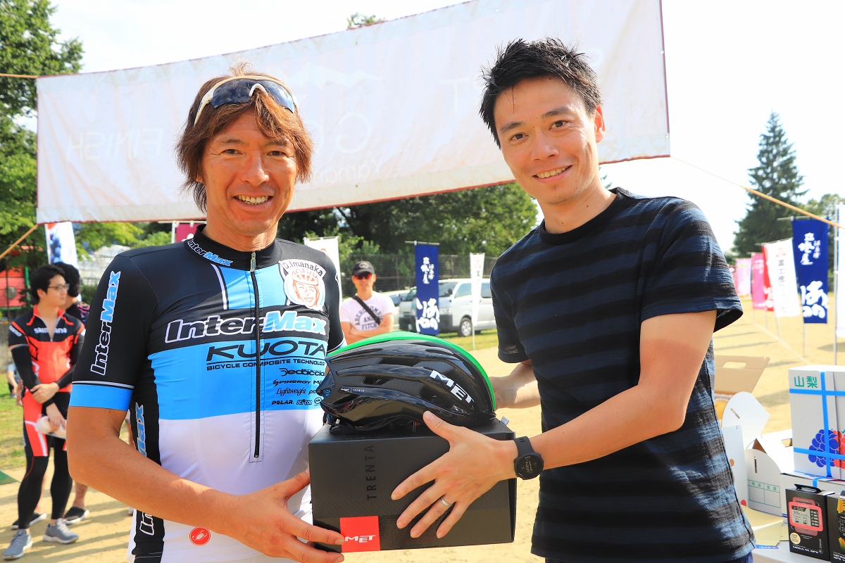 大抽選会では豪華な景品が こちらはヘルメットをゲット