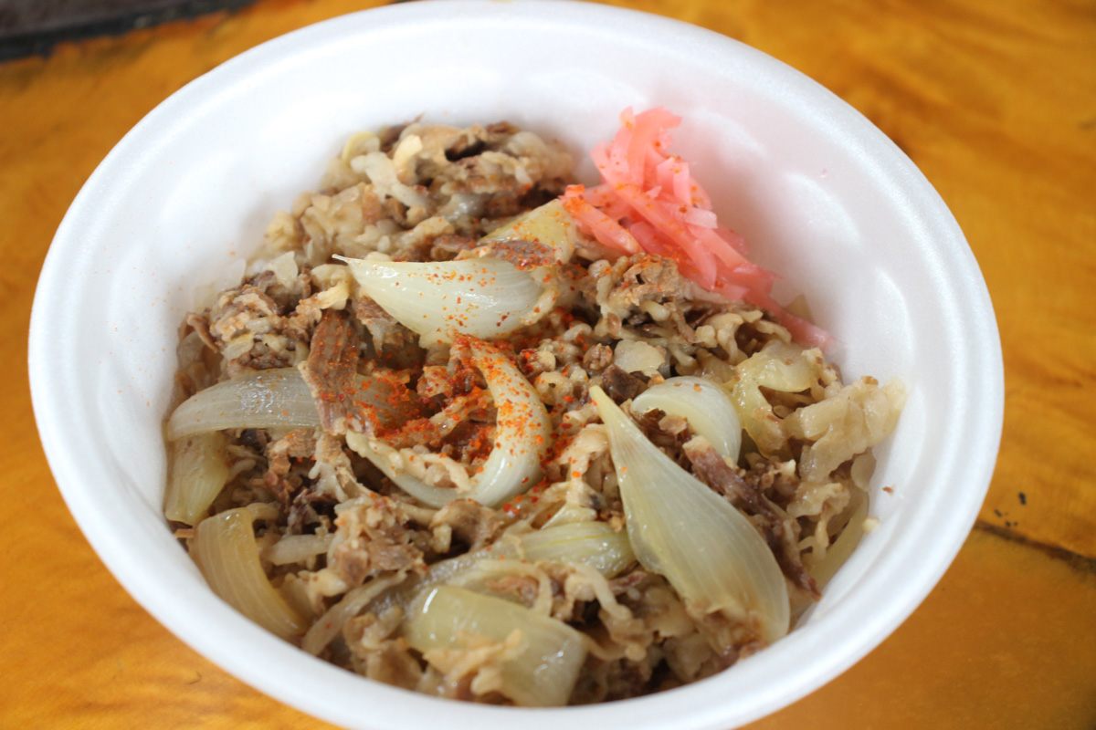 小岩井農場名物の牛丼はとってもジューシー