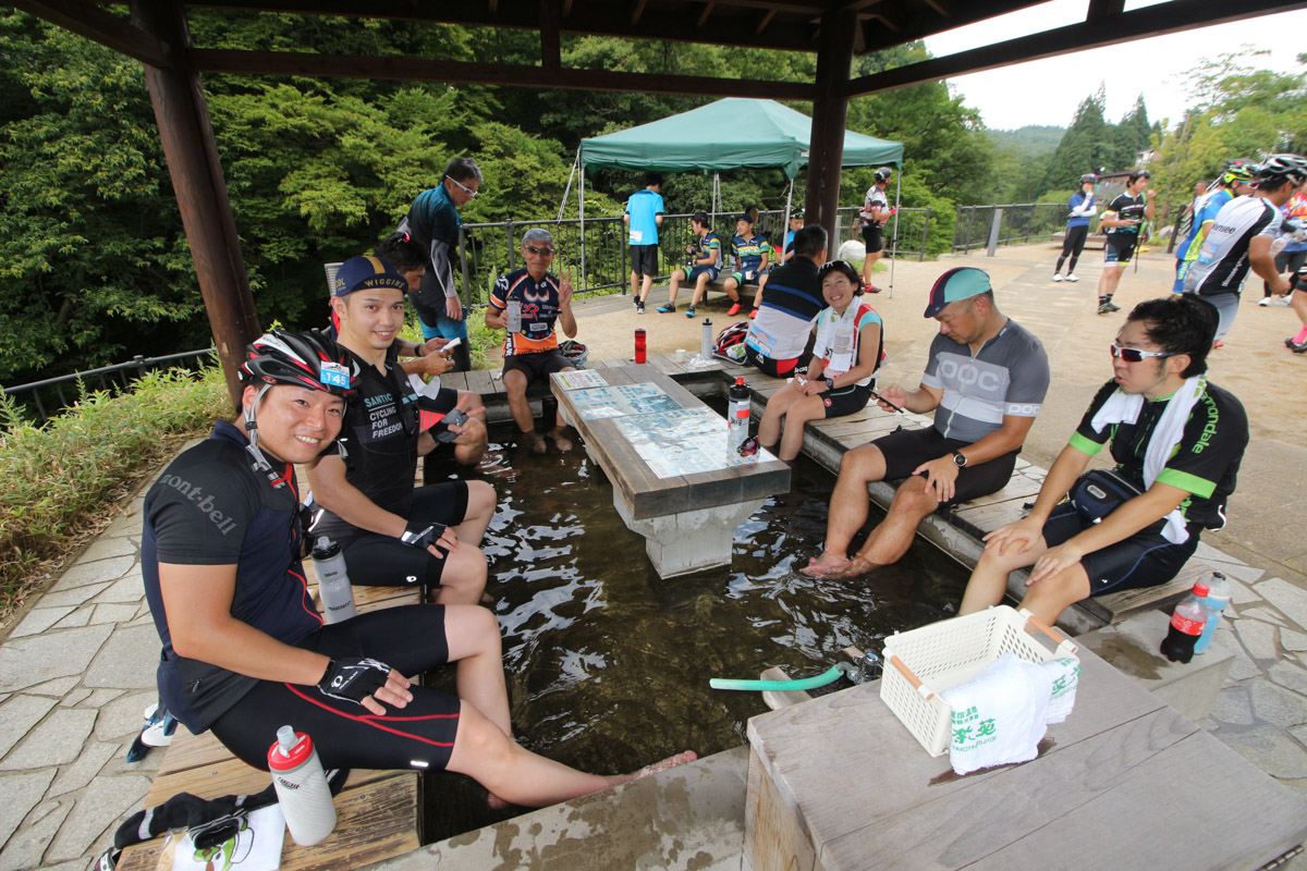 鴬宿温泉エイド。のんびり足湯に浸かって足の疲れを癒やします