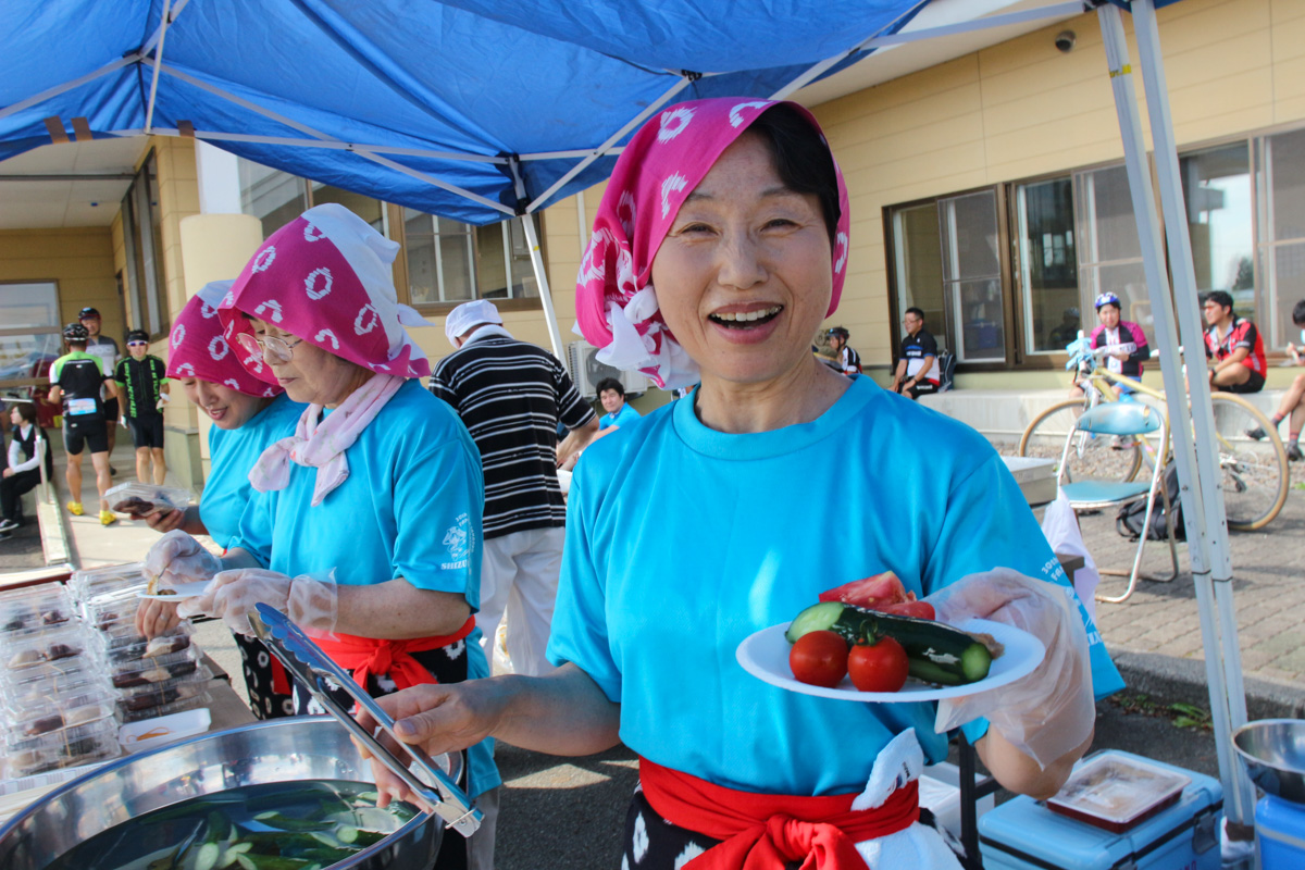 きゅうりとトマトを振る舞ってくれた西山公民館エイド