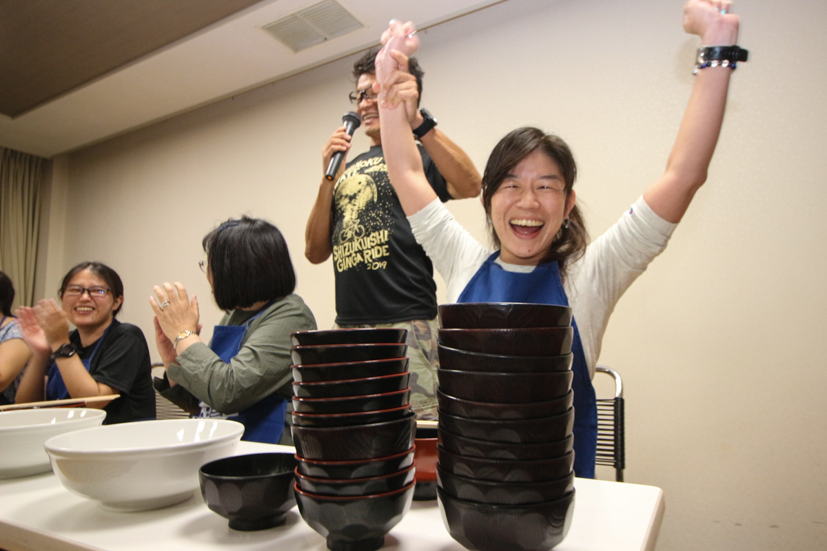 男女通して総合優勝はなんと20杯以上を食べたこちらの女性！