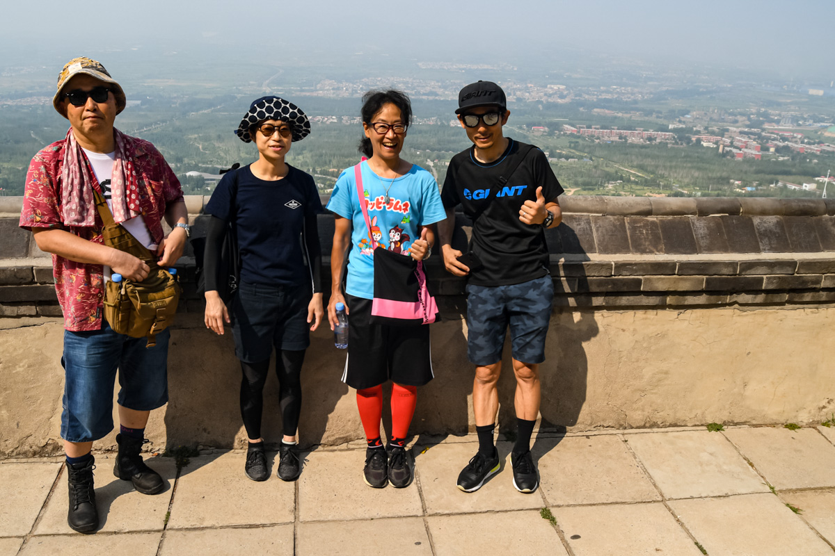 響堂山石窟寺院を観光した日本チーム