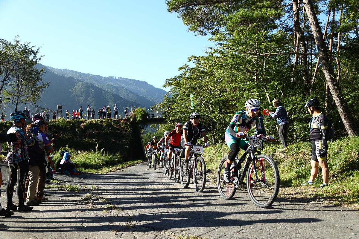 42kmクラスのスタートを待つ選手の応援を受ける100＆120kmクラスの選手たち