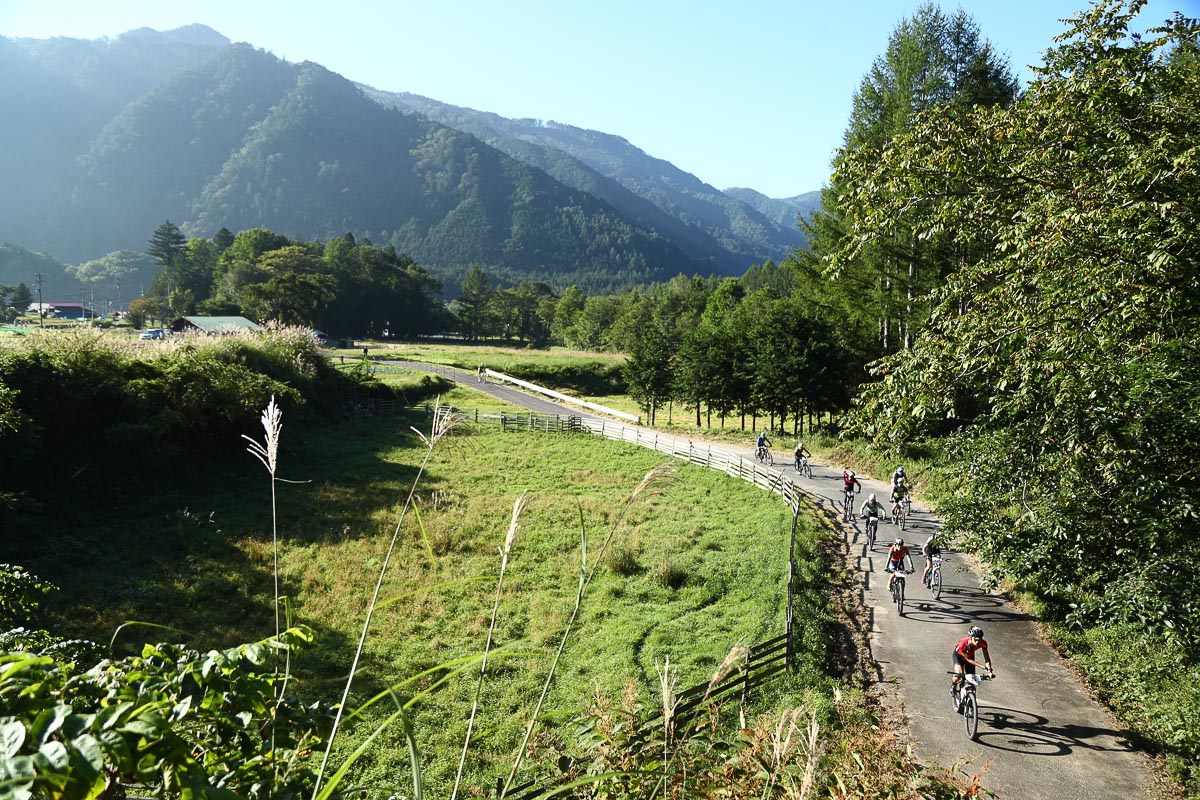 舗装路を行く選手たち。こうした平坦区間はごくわずかしか無い