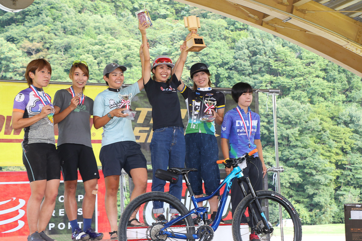 100km女子表彰　優勝は望月美和子（Liv）