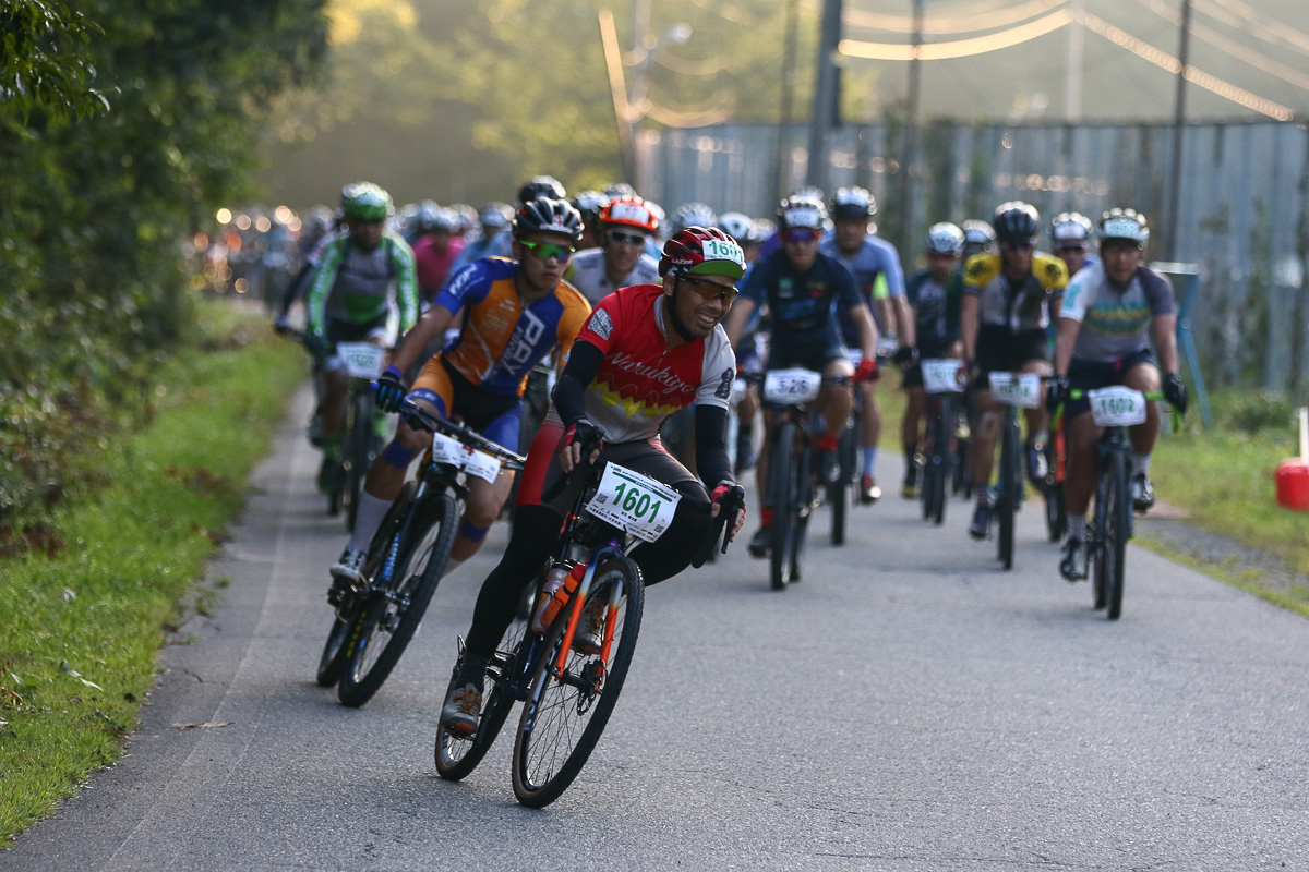 スタートで先頭に出る100kmグラベルクラスの吉本健太郎