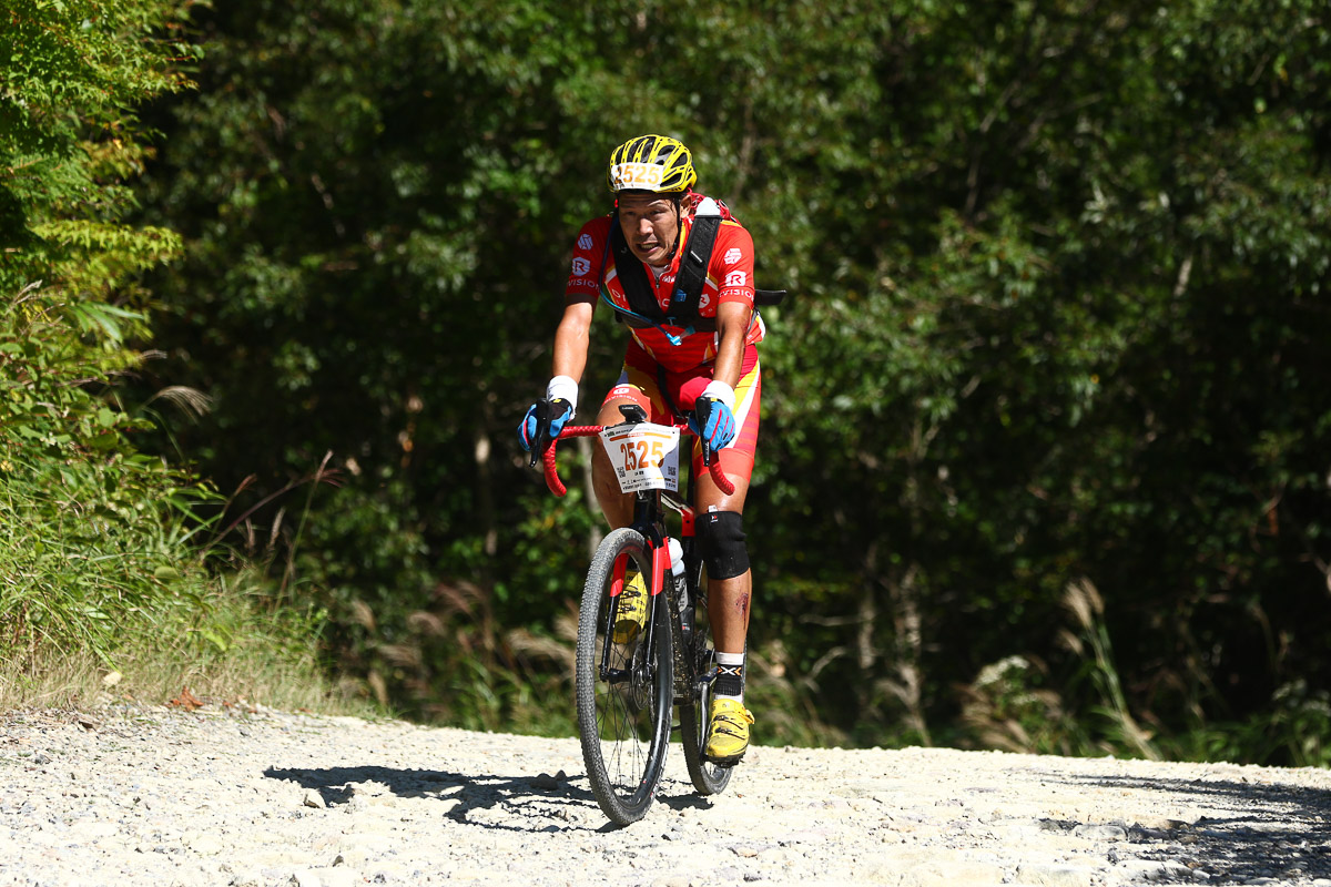 グラベル42km で優勝した山本朋貴（ストラーダバイシクルズ）