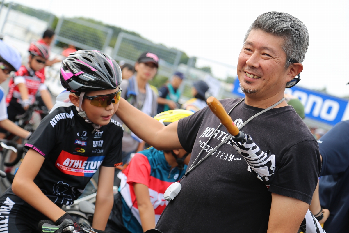 子供を激励するお父さん