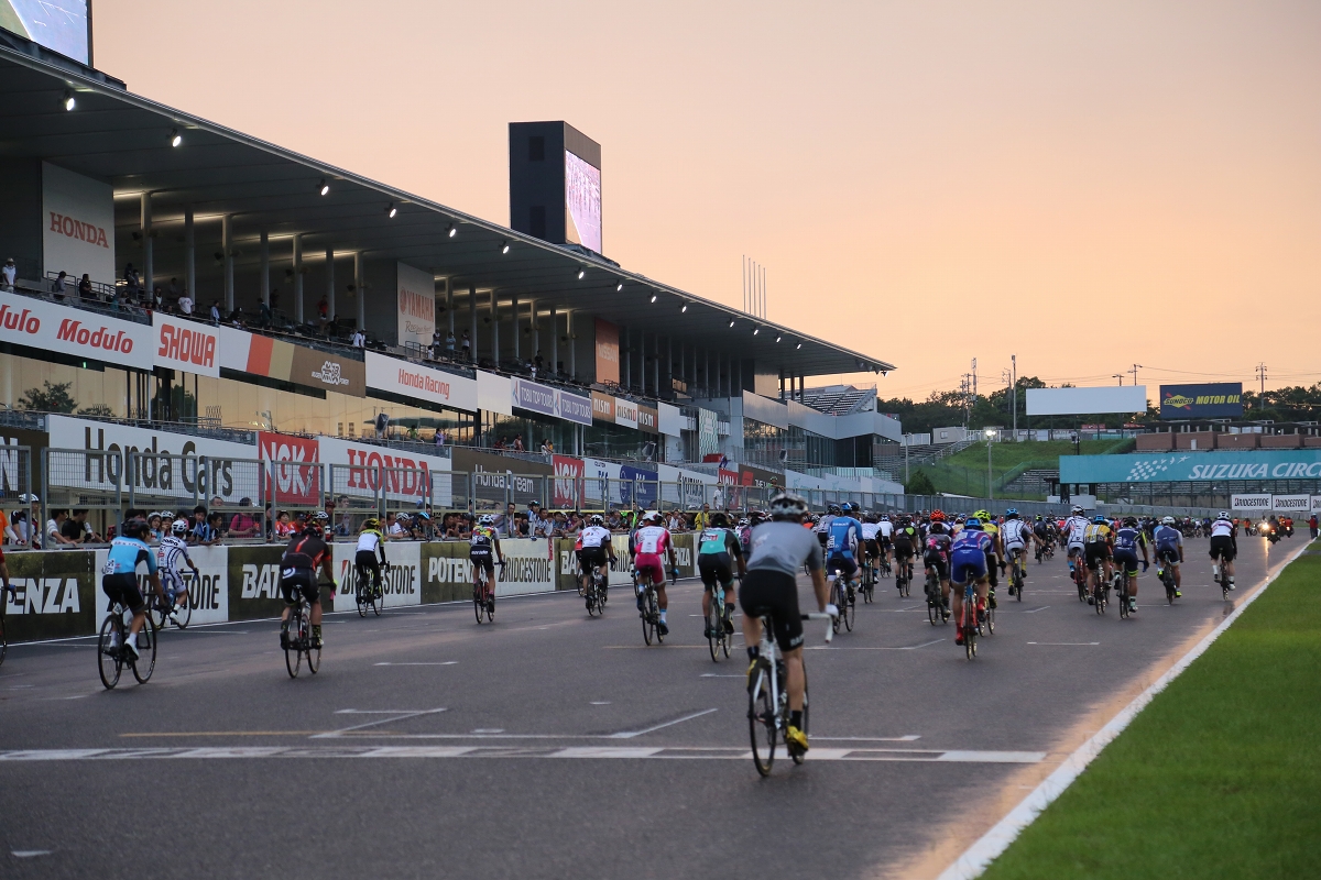 空が夕焼けに迫る中2時間エンデュランスが終わりを迎える