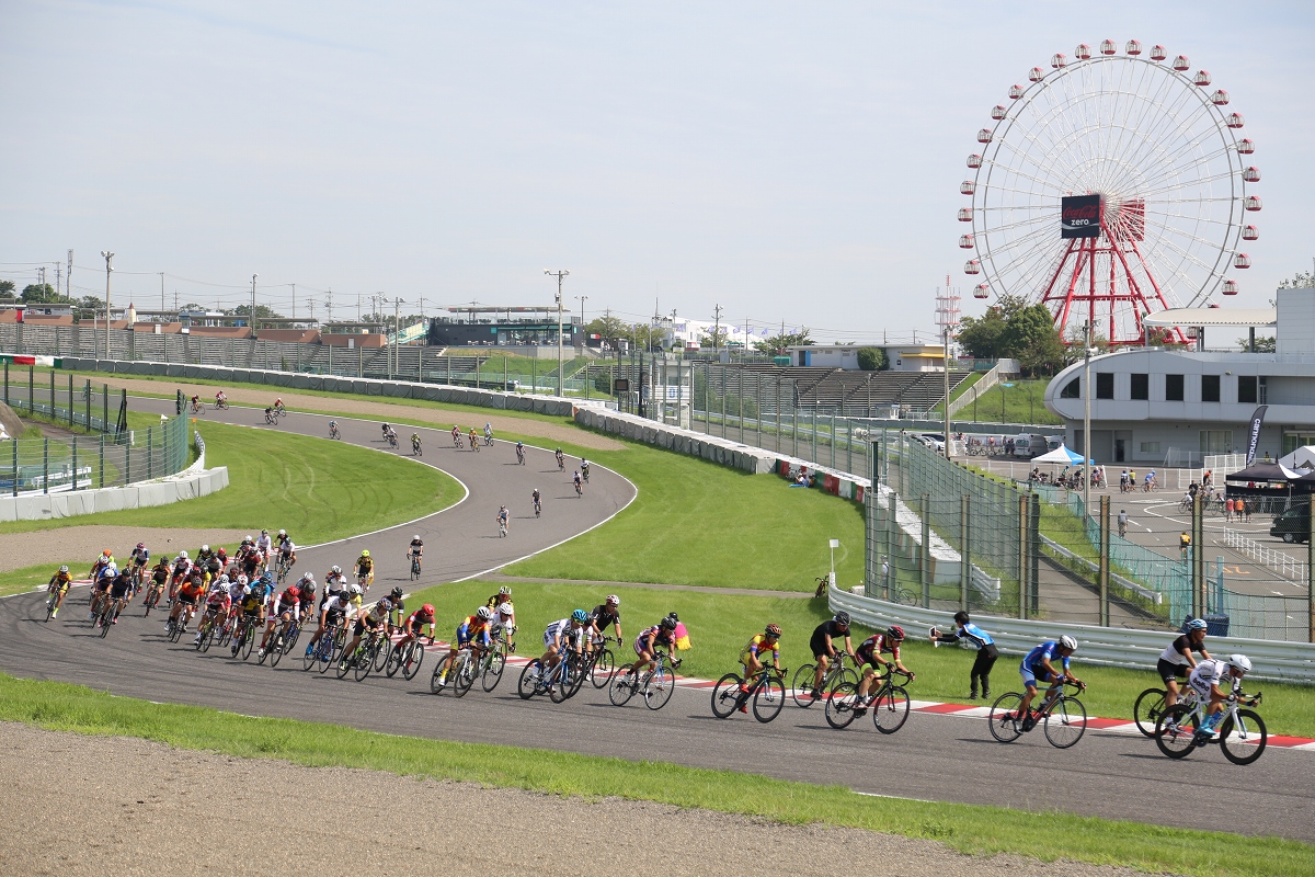 鈴鹿サーキットの観覧車をバックに走っていく