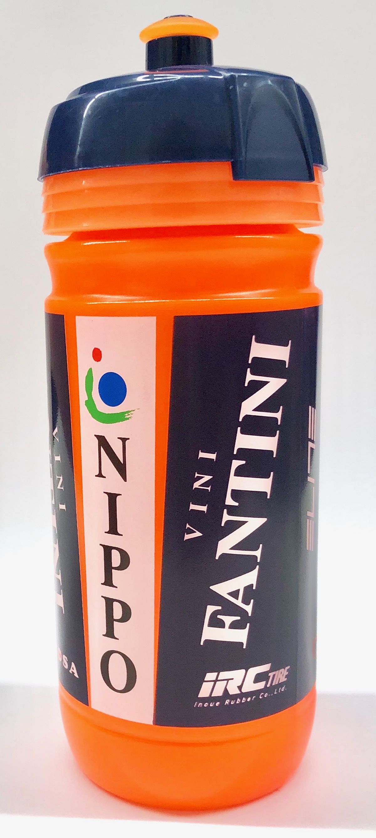 NIPPO VINI FANTINI FAIZANEのオフィシャルボトルがプレゼントされる