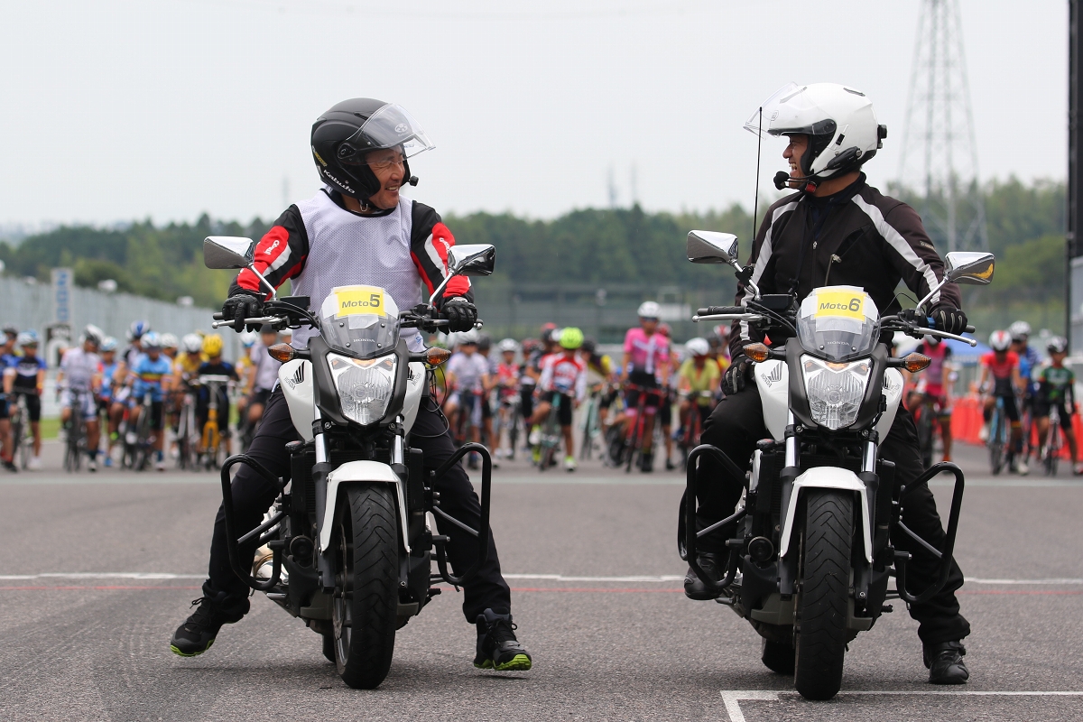 安全なレース運営に欠かせないのがコース上のモトスタッフ　多くのレースが行われるシマノ鈴鹿ではたくさんのモトが交代制で走っている