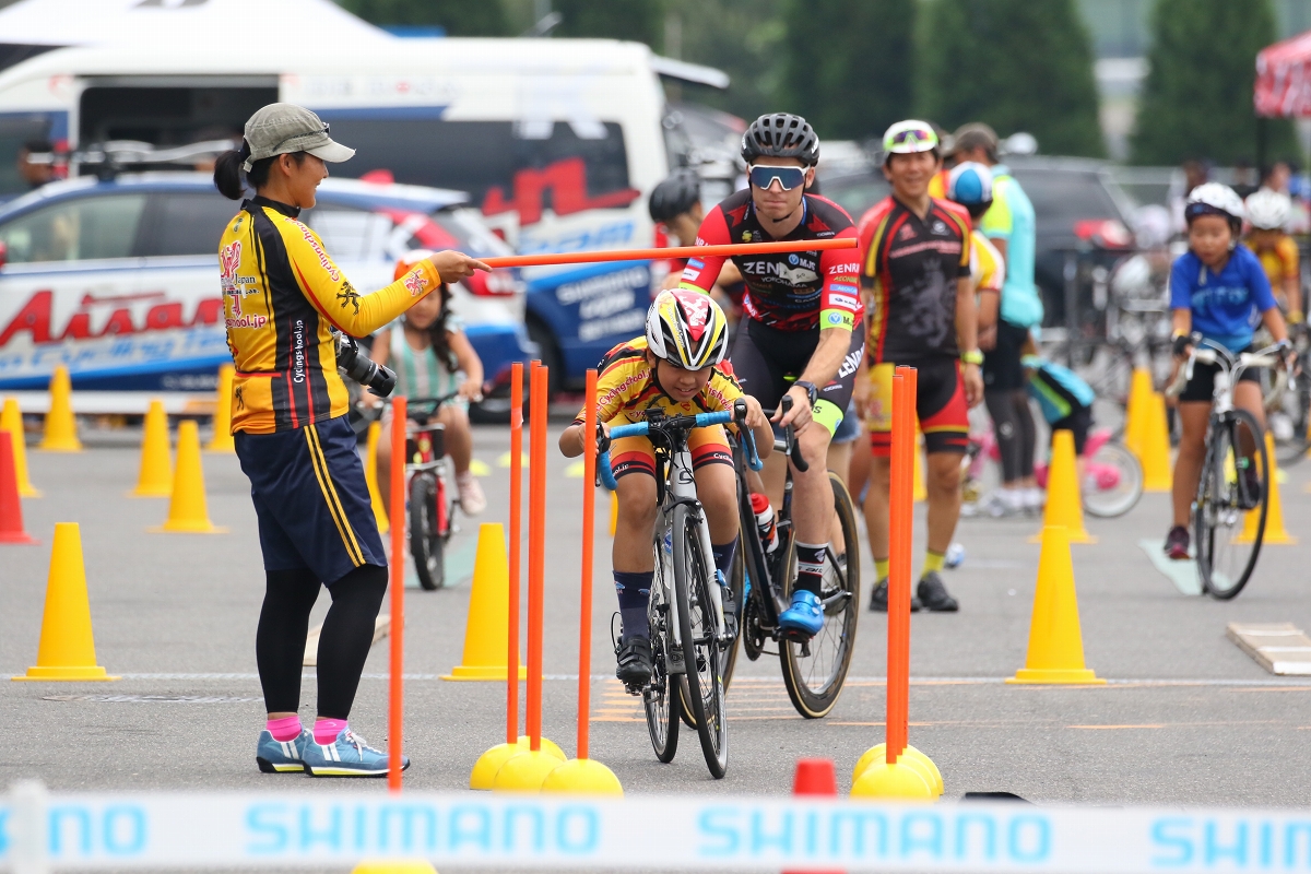 子供たちに自転車の乗り方を教えてくれるウィーラースクール