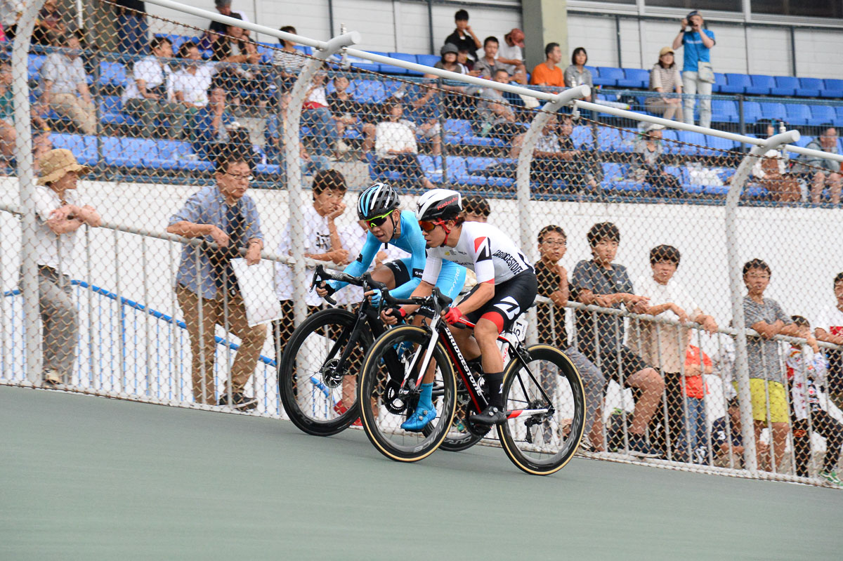 兄・黒枝士揮が、弟・黒枝咲哉をマーク。バンク上方に押し上げて勝負に加わらせない