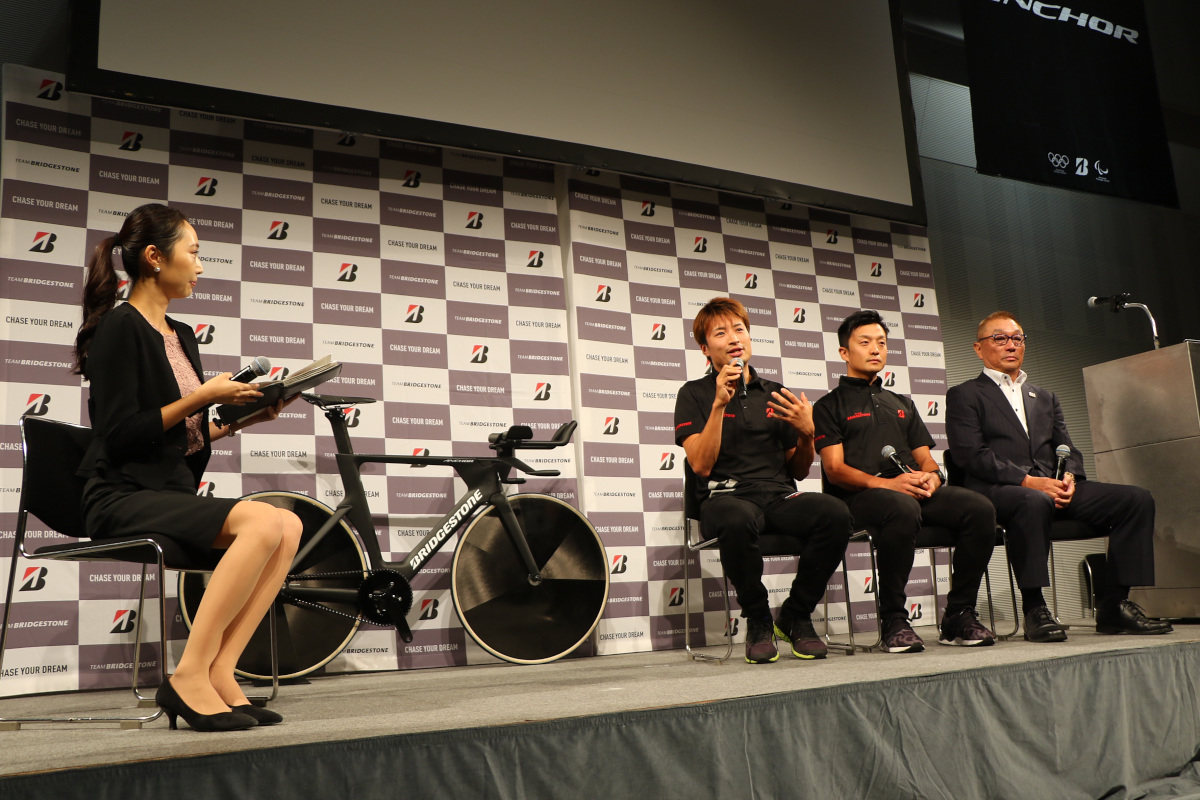 チームブリヂストンサイクリングの窪木一茂と橋本英也がトークショーを行った