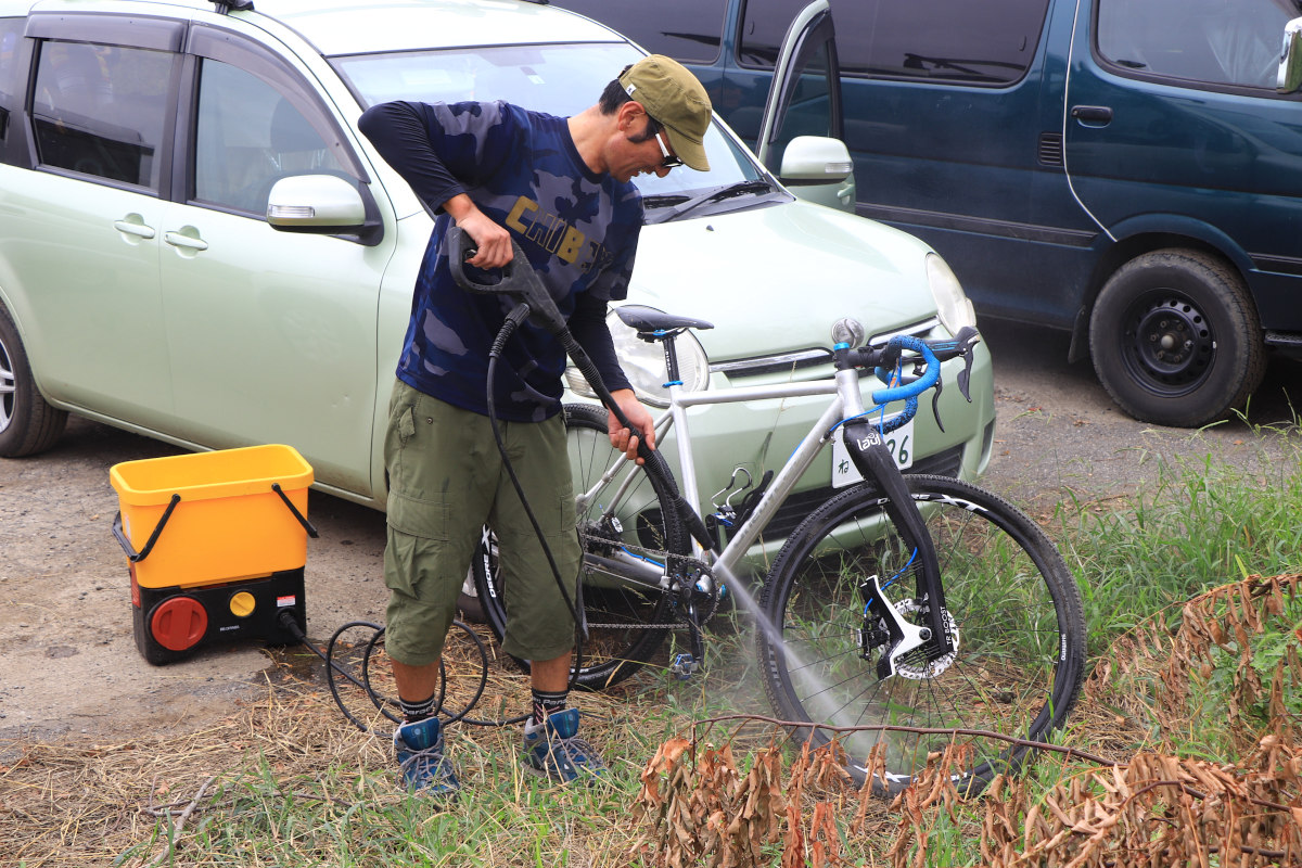 自前の洗浄機を持ち込んでバイクの泥を落とす人も